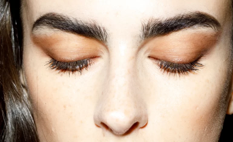 Tutos Pour Des Sourcils Tendance À La Française